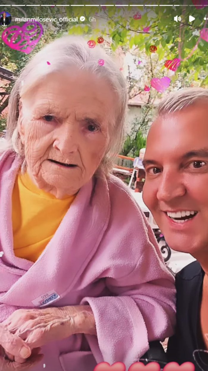 NAKON TEŠKIH DANA, SREĆA U DOMU MILANA MILOŠEVIĆA! Voditelj sa majkom zajedno u bajkovitoj bašti, a ona u roze bademantilu (FOTO)