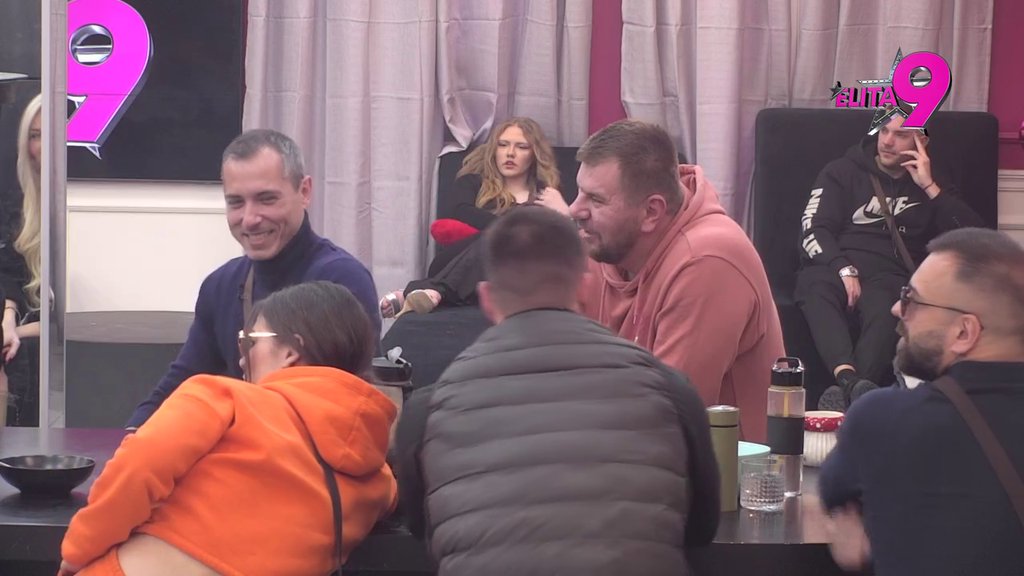 POPELA SE NA STO I ZVELA RED:  Janjuš i Miki udruženim snagama udarli na Kačavendu, ona i poručila: Nemoj da se foliramo (VIDEO)