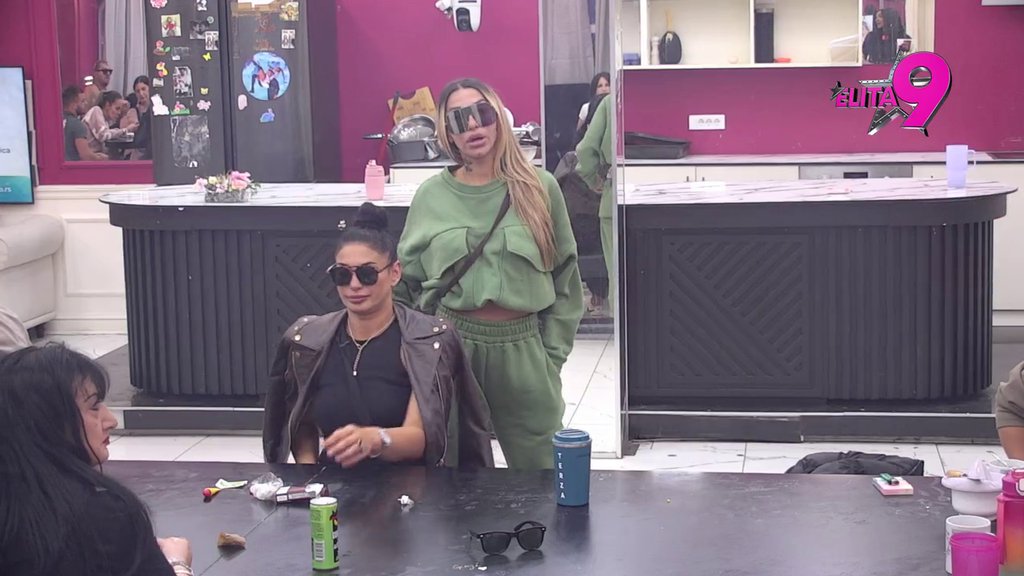 Ti si jedna seljačina koja OMALOVAŽAVA ŽENE! Aneli ubacila u petu, svađa se sa Janjušem i Vanjom u duetu! (VIDEO)