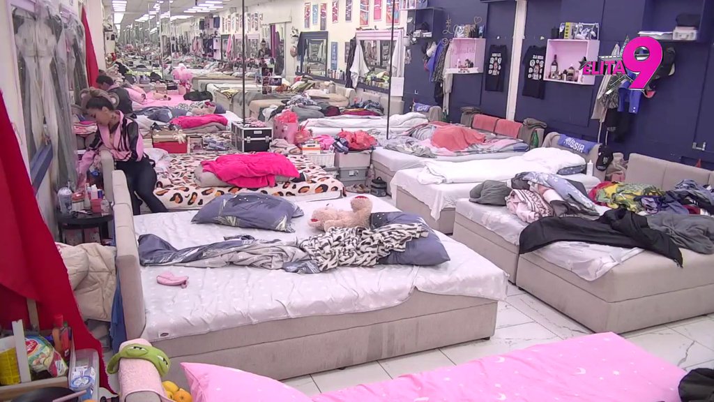Odlepila za Đukićem: Aneli ponovo gori od ljubomore, pa priznala da je zaljubljenost prerasla u nešto više! (VIDEO)