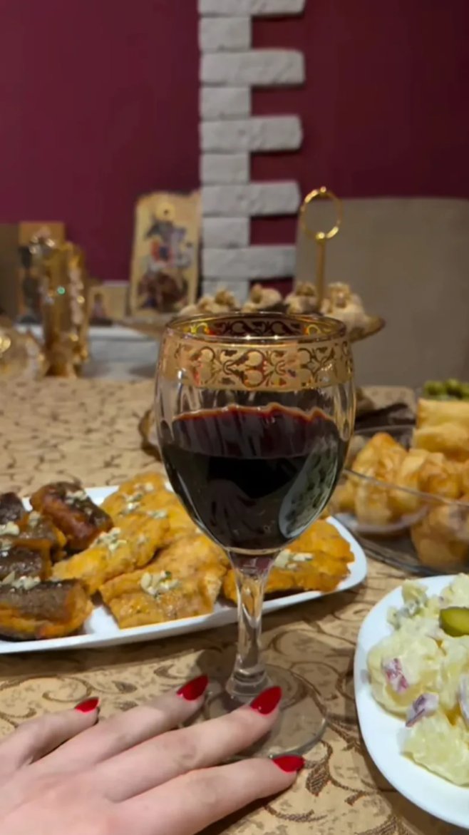 Anđela Đuričić proslavila Badnji dan! Stigla u Đenoviće, a na trpezi nema čega nema (FOTO+VIDEO)