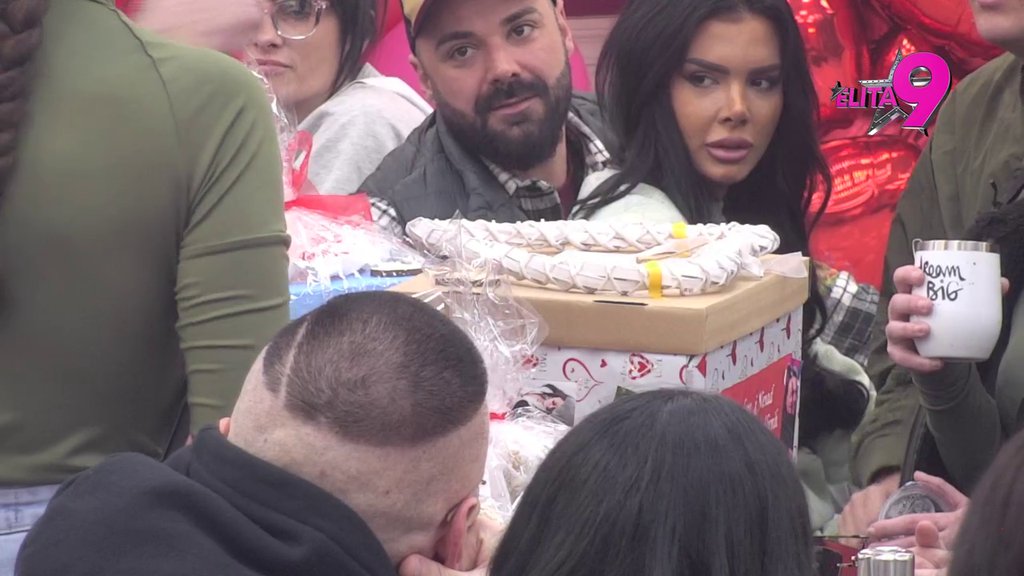 Ima li od Takija nešto? Ivan Marinković jedva dočekao da ismeje poklone Teodore i Bebice, zbog ovoga sve oči uprte u njih! (VIDEO)