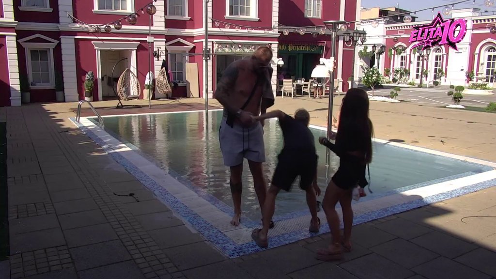 Janjuš u salonu kod Uroša i Sanje! Odradili mu profesionalni pedikir i negu peta, oprali mu noge u bazenu, pa NALAKIRALI NOKTE (VIDEO)