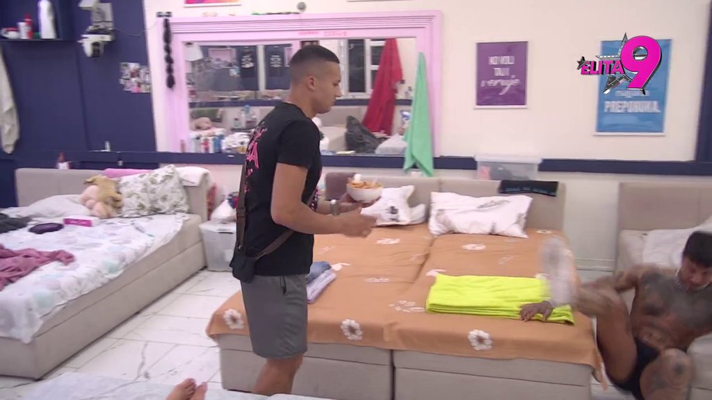 Mortus pijan Filip Đukić napravio kolaps: Od alkohola ne može da stoji na nogama, cimeri ga dižu sa poda i nose u krevet! (VIDEO)