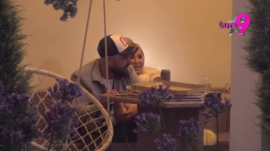 Voli svaki deo njenog tela! Luka izuo Aneli cipelu, pa joj ljubio i grejao stopala (VIDEO)