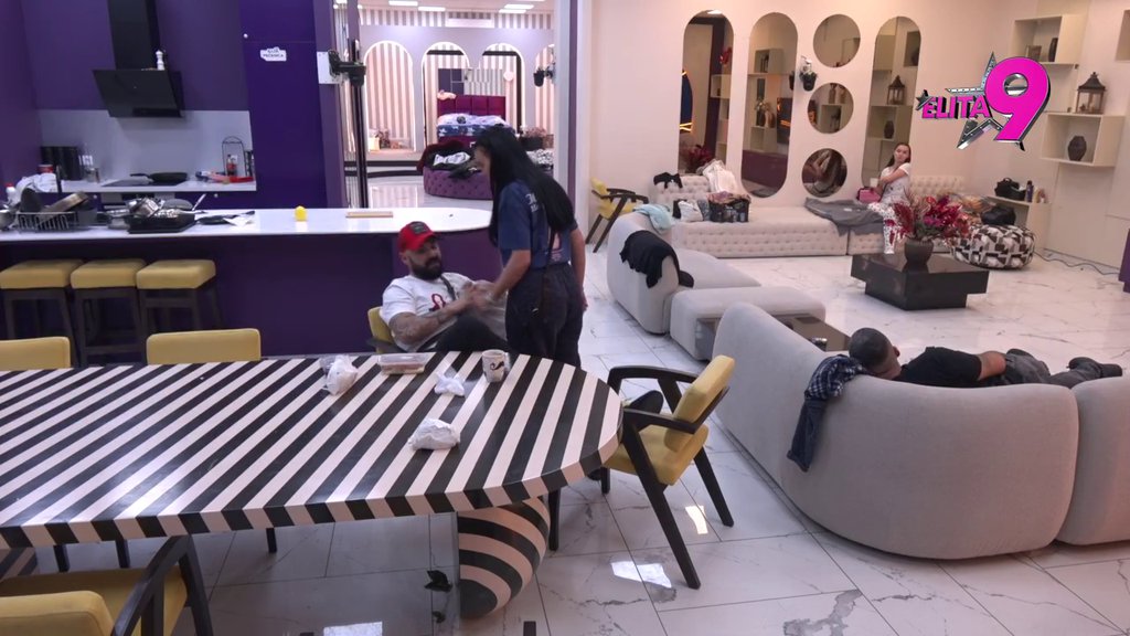 SAD JE DOSTA! Luki pukao film nakon što ga je Anita OPAUČILA PEŠKIROM PO GLAVI, ona počela da ga štipa! (VIDEO)