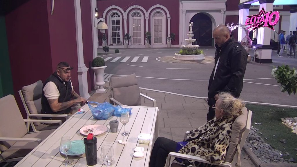 Nosili bi ga ko stalak za infuziju: Car ne prestaje da bljuje vatru na Karićevu družinu, a evo šta je imao da kaže za njih! (VIDEO)