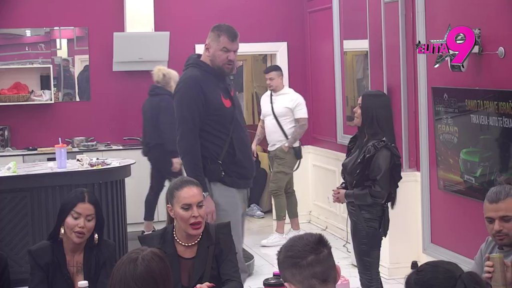 Došao si u Tršić i slikao se ispred moje kuće: Jovana pevačica rešila da ne ćuti Janjušu, on ne prestaje da je ponižava: Dobar nam je se*s bio, ne mogu da grešim (VIDEO)