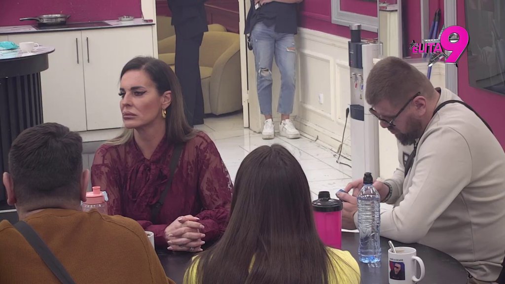 Imaš 50 godina, a spavala bi s bilo kim: Bebica pred svima izvređao Kačavendu (VIDEO)