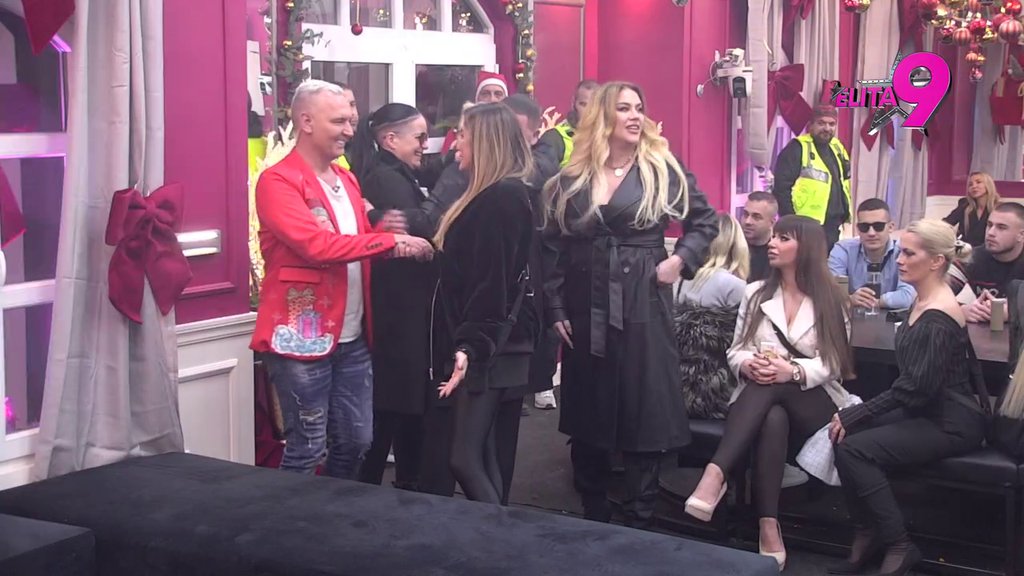 ŽESTOKO SUOČAVANJE! Ana Ćurčić i Milena Kačavenda oči u oči, pljuštale uvrede i POLIVANJA, OBEZBEĐENJE RAZDVAJA BIVŠE KUME (VIDEO)