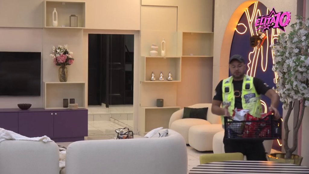 Pokazao da je široke ruke: Odabrani pred prvu žurku u Eliti 10 dobili specijalno iznenađenje! (VIDEO)