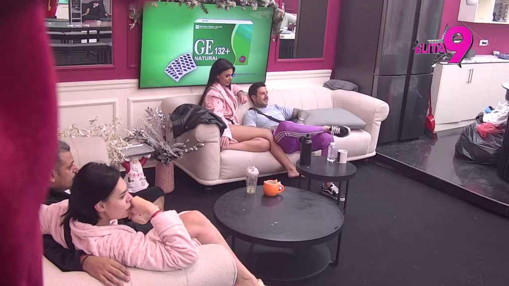 Na šta liči, kuku meni: Anita se podseva Urošu nakon što mu je unakazila glavu (VIDEO)