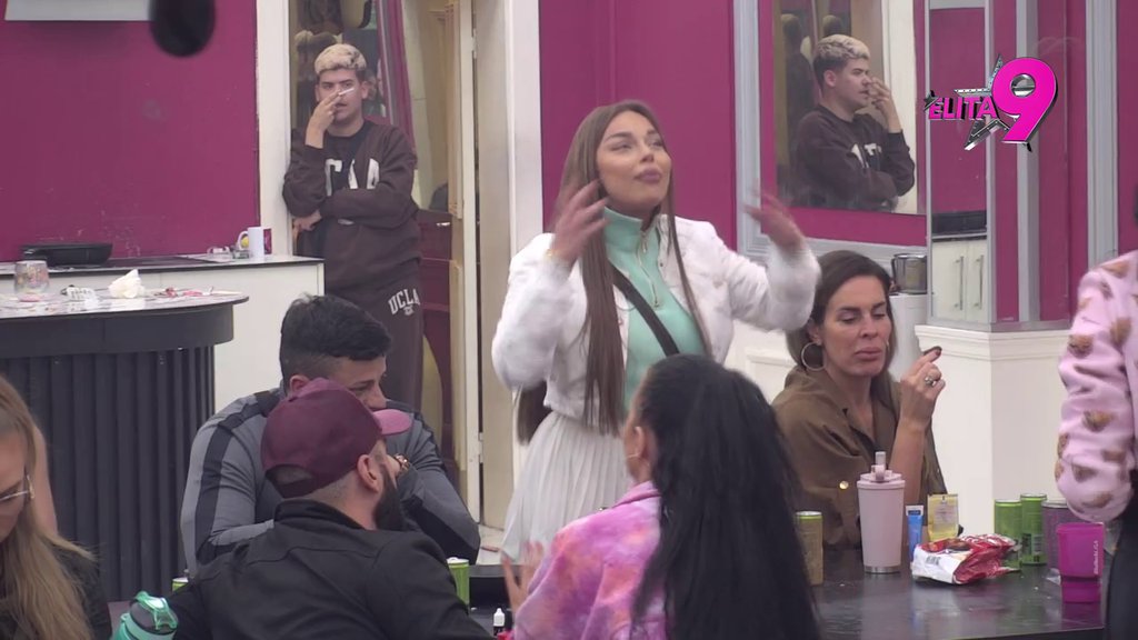 Igračice oko šipke, treba da se vratiš u Tetovo: Bukti nikad žešći rat Sofije i Maje, sevaju gnusne prozivke na sve strane! (VIDEO)