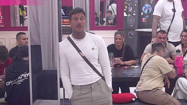 Ne može ni sa njom, a ni bez nje! Đukić priznao da je iz inata ponizio Aneli, ona donela novu odluku: Ne dolazim na rođendan! (VIDEO)