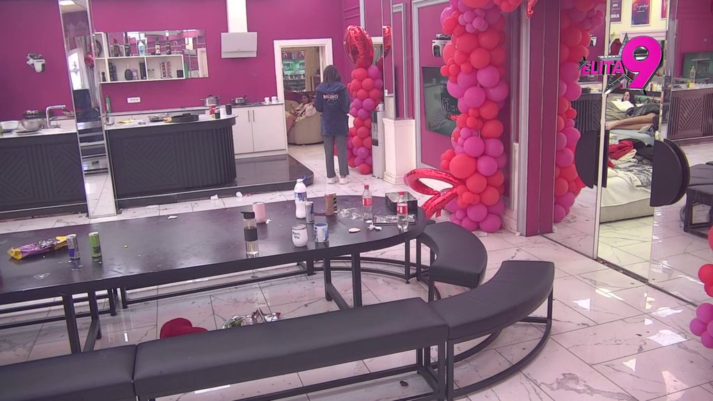 Drama od rane zore! Terza počeo da urla kad je čuo da je neko poremetio Sofijin garderober: SVE ĆE VAM LETETI U JEZERO! (VIDEO)