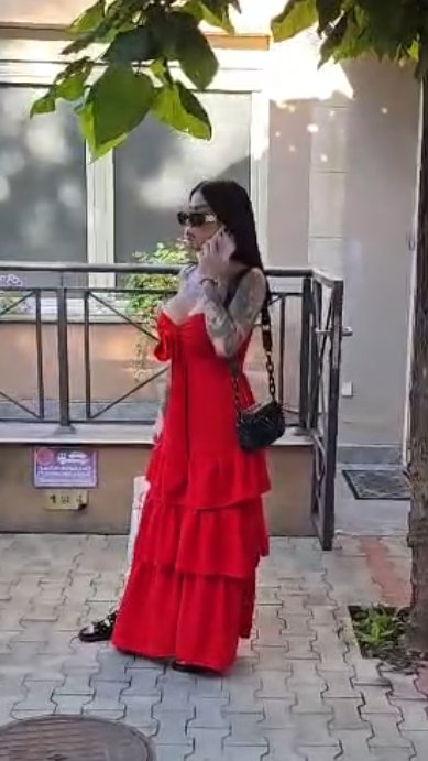 PINK.RS PAPARACO! Vanja Živić uhvaćena ispred klinike pred OPERACIJU zadnjice: Napeta kao struna, sve vreme telefonira bližnjima, čeka je totalna anestezija! (FOTO+VIDEO)