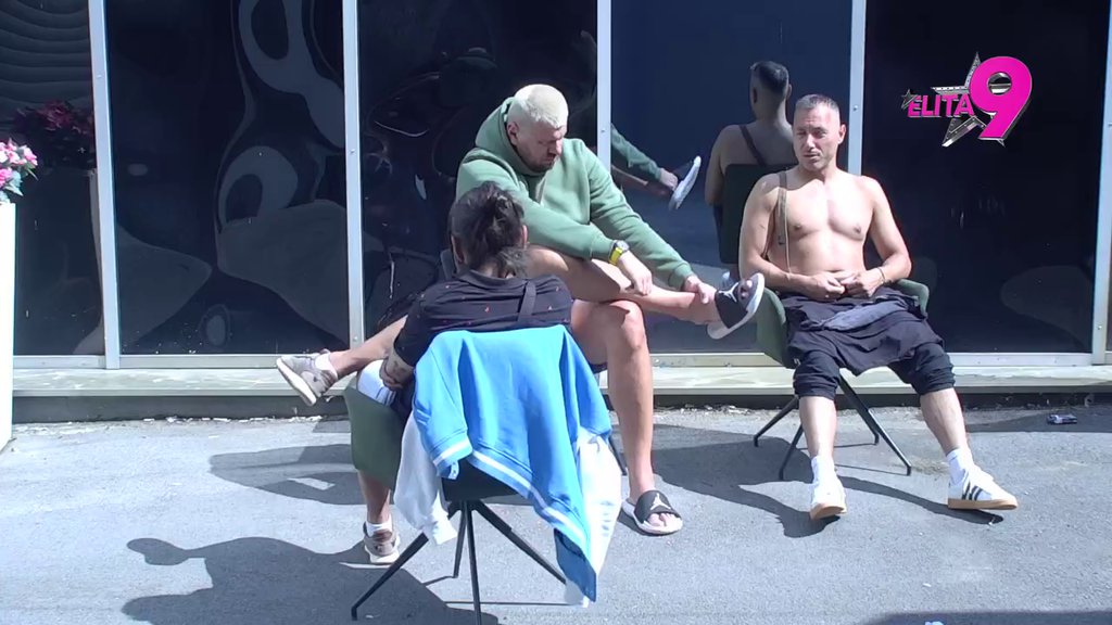 Jurim je kroz punu baštu kafića, izlazimo na šine, autobusi mašu... Janjuš ispričao svoje ljubavno iskustvo sa Majom: Ne dao ti Bog! (VIDEO)