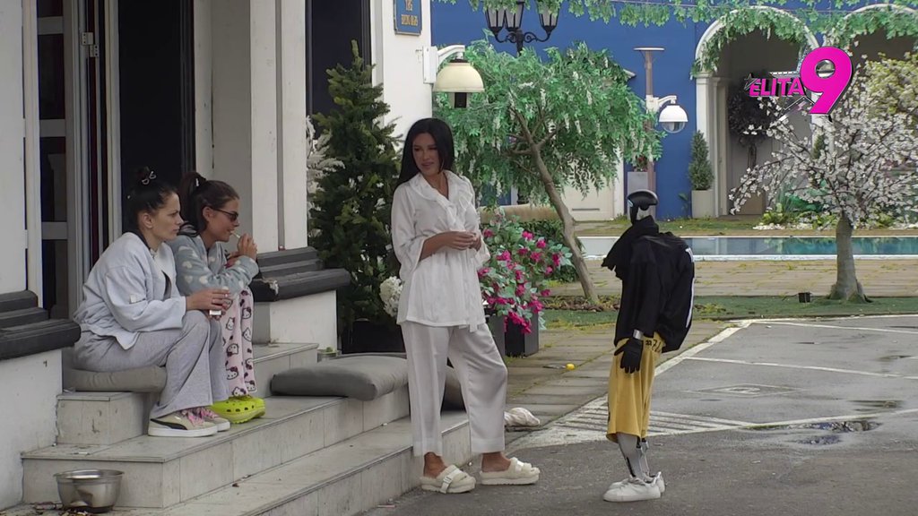 Za piletinu se prsti lepe: Stanija bacila oko na Viktora, Mini neće biti dobro kad ovo bude čula! (VIDEO)