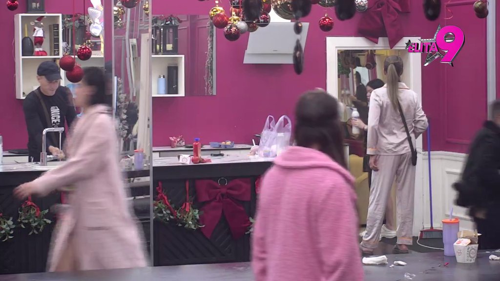 DOŠLA JOJ JAJA GLAVE! Kačavenda uletela da se obračuna sa Dušicom zbog džezve, HAOS u pušionici (VIDEO)