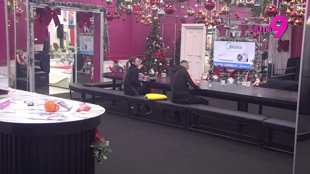 Rešila da krene dalje? Sara shvatila da od Luksa nema ništa, pa iskoristila prvu priliku da proćaska s Anđelom! (VIDEO)