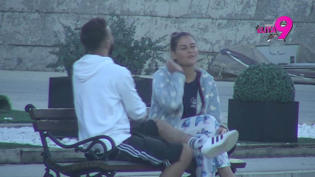 Sedela je preko puta njega i smeškala se Anđelu: Boginja otkrila sve tajne Aneli Ahmić, a nije štedela ni Đukića na rečima! (VIDEO)