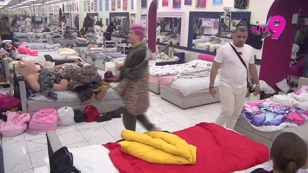 Smrdi na punjene piliće, kad sam joj uhvatio nogu, kod pete SVE TVRDO: Bora ne dolazi sebi zbog Anastasijinih poniženja, rešio da progovori o njoj: Šta ona misli, da joj je ZLATNA PI*KA?! (VIDEO)