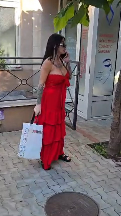 PINK.RS PAPARACO! Vanja Živić uhvaćena ispred klinike pred OPERACIJU zadnjice: Napeta kao struna, sve vreme telefonira bližnjima, čeka je totalna anestezija! (FOTO+VIDEO)