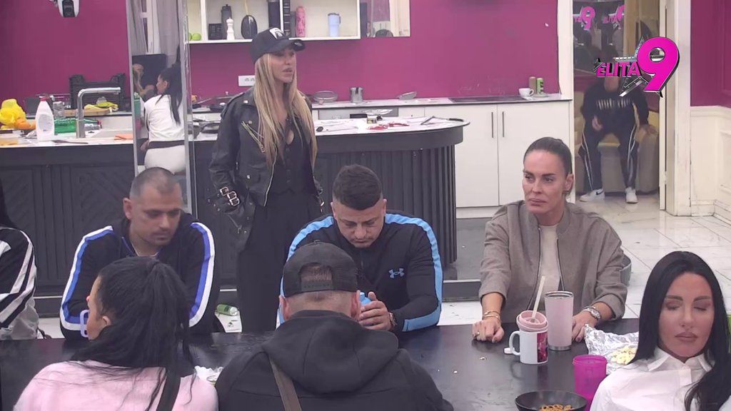 ONI PRAVE VOAJERE OD NAS! Stanija oplela po Asminu i Maji zbog intimnih odnosa: On peca žene na dete!  (VIDEO)