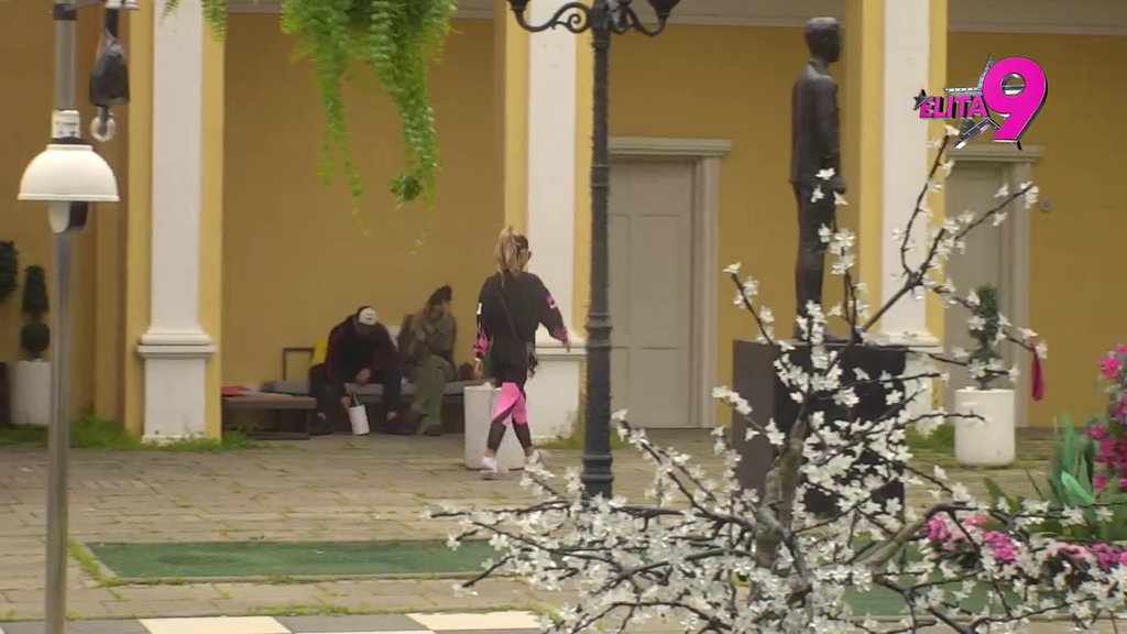 Aneli u zemlji čuda... Ispred izolacije prošla pored bivšeg verenika i njegove trudne devojke, a u izolaciji je sačekala bivša suparnica! Ona nonšalantno legla kraj nje! (VIDEO)