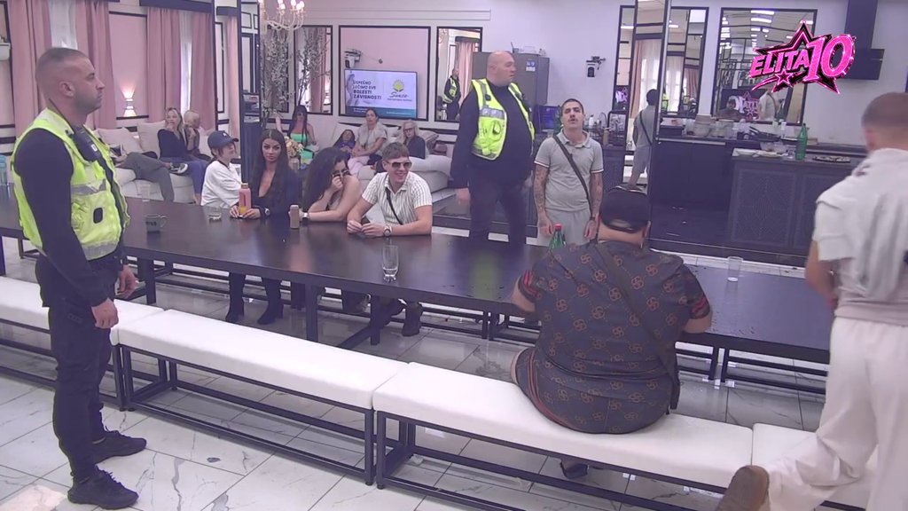OBEZBEĐENJE ODMAH REAGOVALO! Vasilije i Đole Kralj ušli u sukob zbog soka, pa raspalili rafal uvreda jedno drugom (VIDEO)