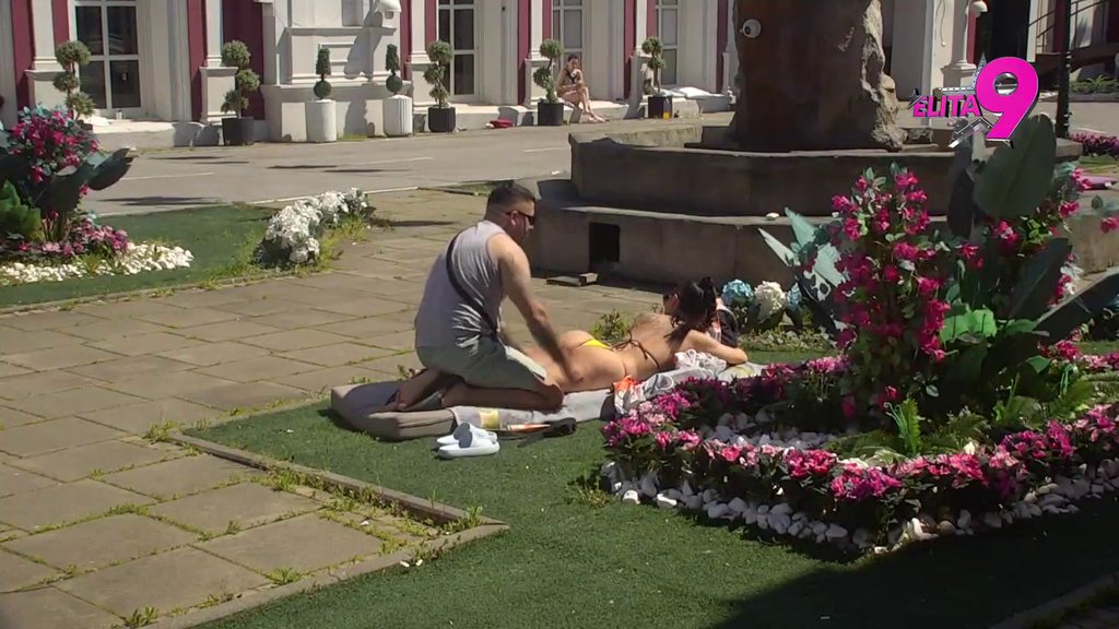 SVA KOPLJA SE SLOMILA NA NJEMU: Maja iskalila sav bes na Asminu jer nema ulje za sunčanje! (VIDEO)