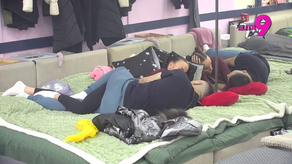 NE PRESTAJE DA ISPITUJE: Bebica sve vreme proverava Teodoru i njene priče iz hotela (VIDEO)