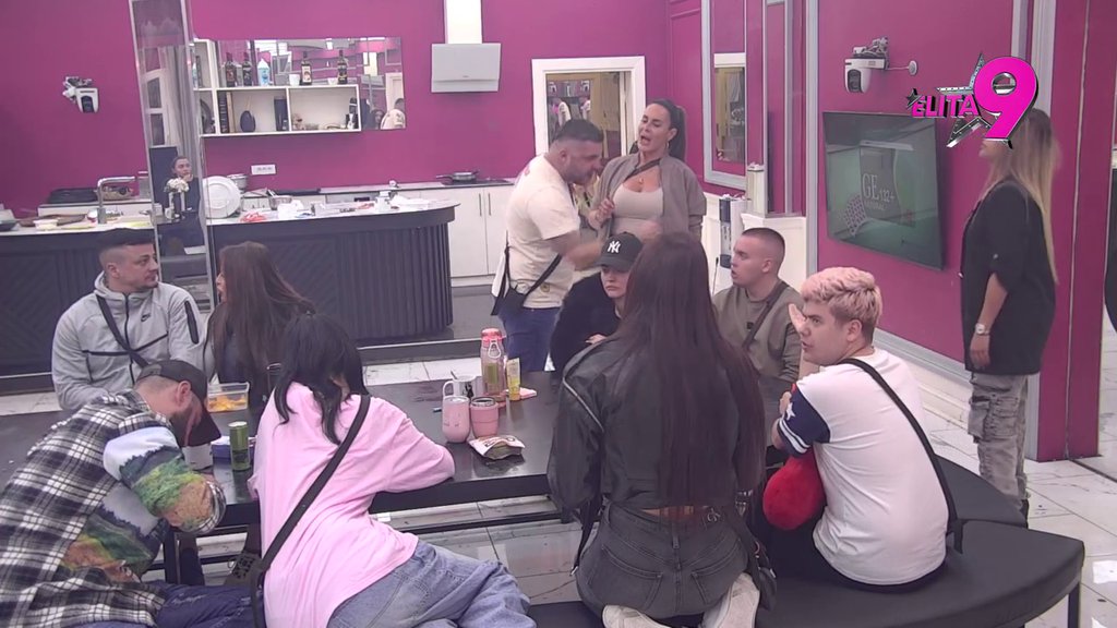 Nemoć izbija iz nje! Asmin nastavlja da demolira Kačavendu: Pedofilko, šalješ si*e momku od 16 godina, dahtala si i... (VIDEO)