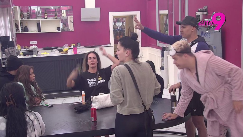 OVOME SE NIJE NADAO: Murat na stubu srama, Advokatica mu sasula sve u lice (VIDEO)