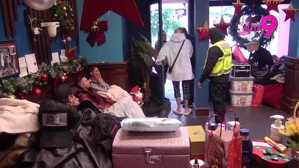 Obezbeđenje ga prati u stopu! Bora divlja na Murata zbog Anastasije, gađao je grudvom pred svima (VIDEO)