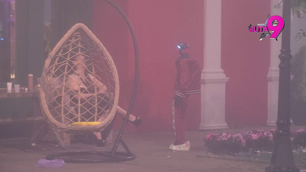 Ko ovu dramu režira?! Miljana pesmom moli za još alkohola, Toša je oduvao kao nikad (VIDEO)