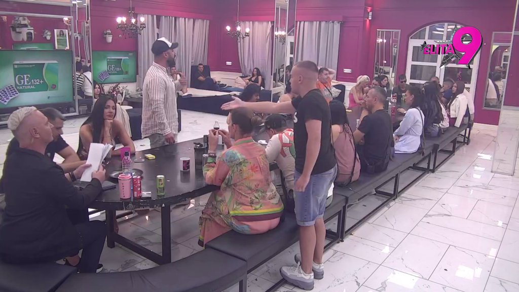 Ćutiš kao cava kada kažu da je Anđelu veći, a ona... Dača rastavio Vujovića i Anitu na komade, on skočio kao oparen (VIDEO)