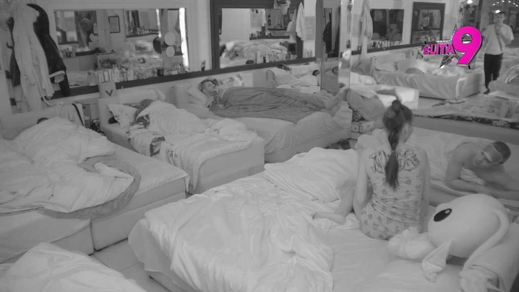Kuju tajne planove: Maja i Dača se uvukli u krevet, Filip im je glavna tema? (VIDEO)