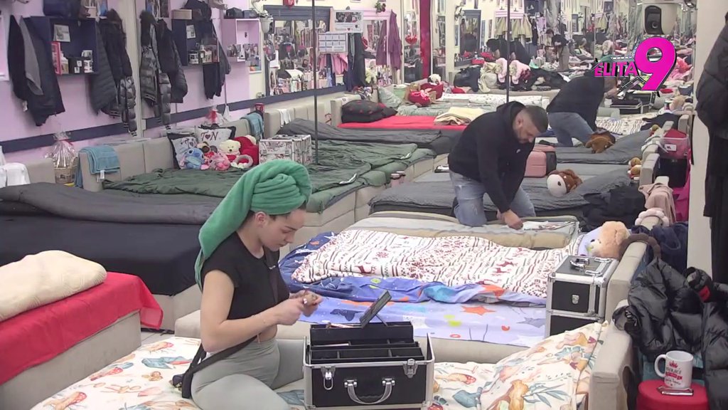 Dirljivo! Alibaba slikama sa ćerkom Norom dekorisao svoj kutak (VIDEO)