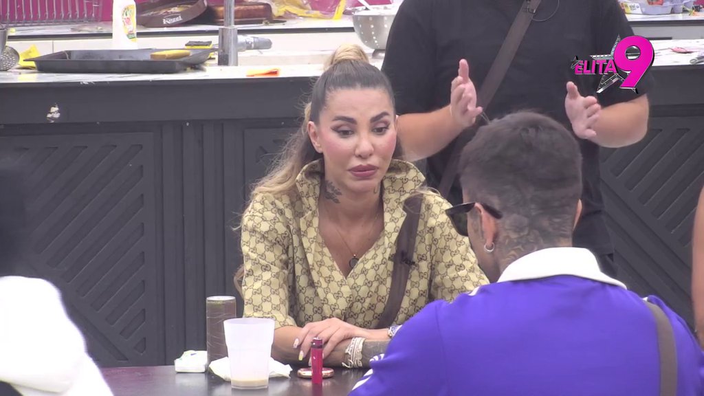 TI SI SAMA NESREĆNA I NEMAŠ SREĆE U ŽIVORU: Učesnici sasuli sve lice Aneli Ahmić, pljušte uvrede! (VIDEO)