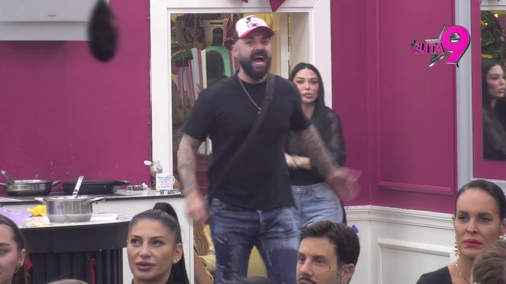 Na rubu živaca: Aneli iz sveg glasa urla na Alibabu dok joj se on cereka u lice, leti perje na sve strane! (VIDEO)