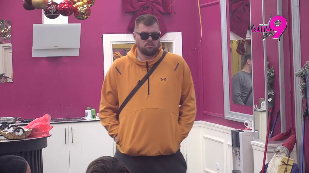 AU, KAKVO PONIŽENJE! Luks ismejao Saru Stojanović pred svima, njegovim poniženjima nikad kraja: Ceo sto izvrištao od smeha nakon poređenja sa štukom (VIDEO)