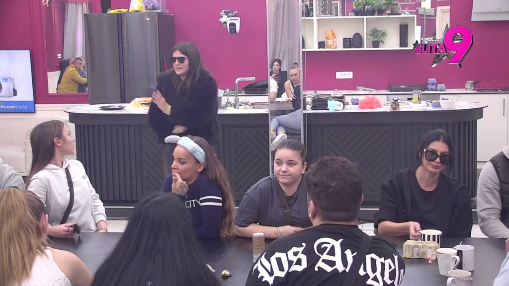 SA SVIMA JE DOBAR, SMEŠKA SE, A JAKO JE DVOLIČAN! Boginja razvezala jezik, pa navela NJEGA kao NAJDVOLIČNIJEG! (VIDEO)