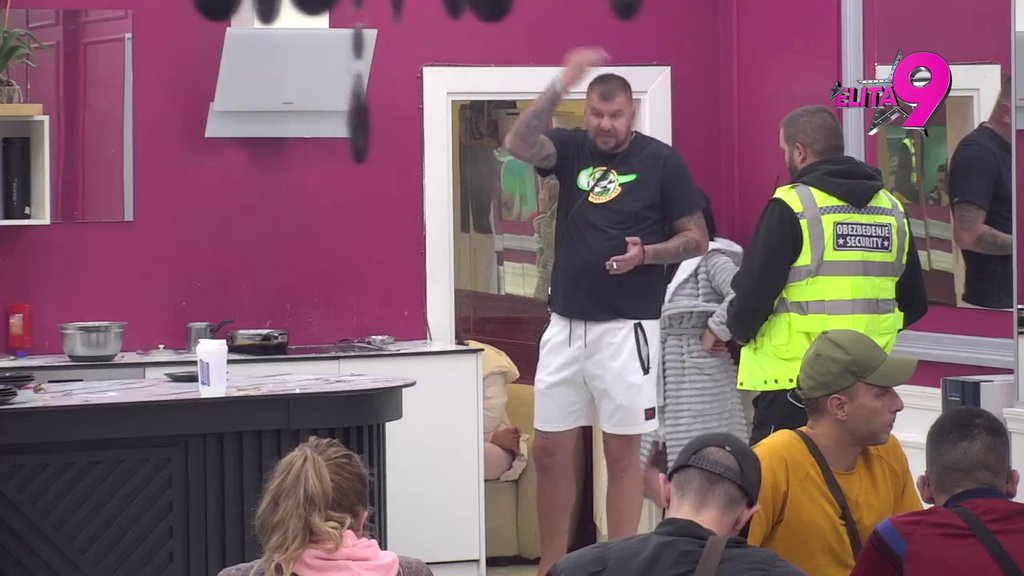 Cvileo si, spasio sam te kod Bore na rođendanu: Janjuš ne prestaje da urla zbog Ivana, OBEZBEĐENJE PREPLAVILO KUĆU (VIDEO)