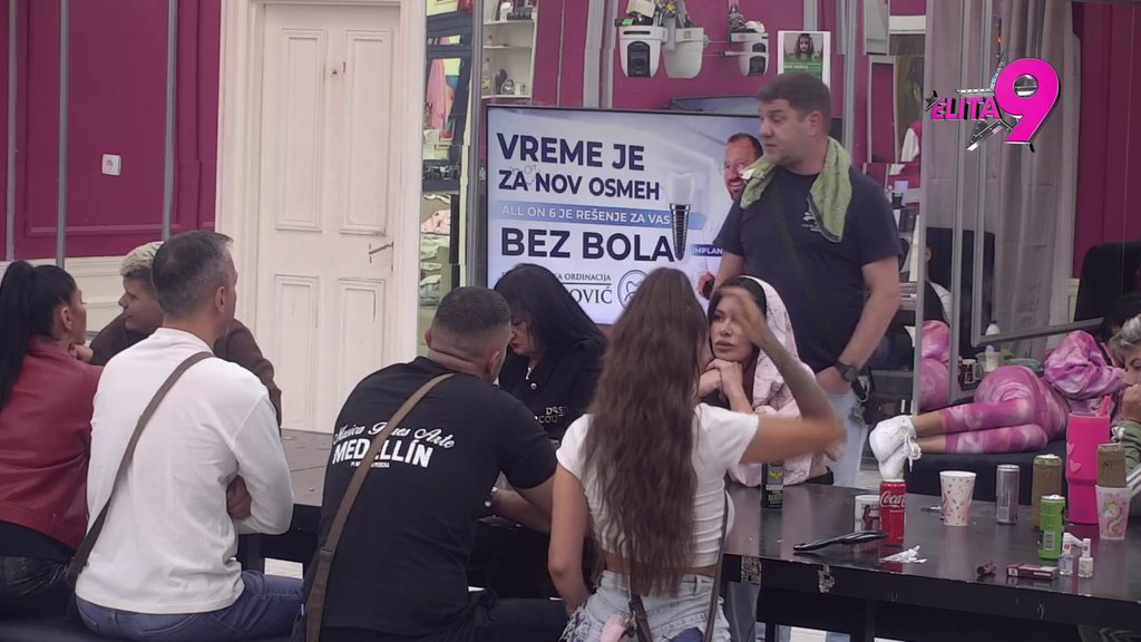 Ovo je čekao celu noć: Ivan nasmejao sve svojim izlaganjem na engleskom jeziku, pa se u svom stilu obrušio na Anđela (VIDEO)