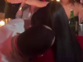 VRELI POLJUPCI I DODIRI ISPOD STOLA: Gastoz sija u prisustvu prelepe pevačice koja večeras ulazi u Elitu,