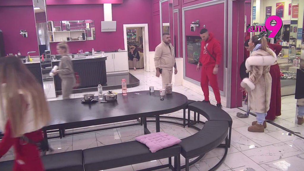 PUNA ŠERPA VODE! Aneli okupala Daču, on joj vređao Situ, OBEZBEĐENJE U PRIPRAVNOSTI! (VIDEO)