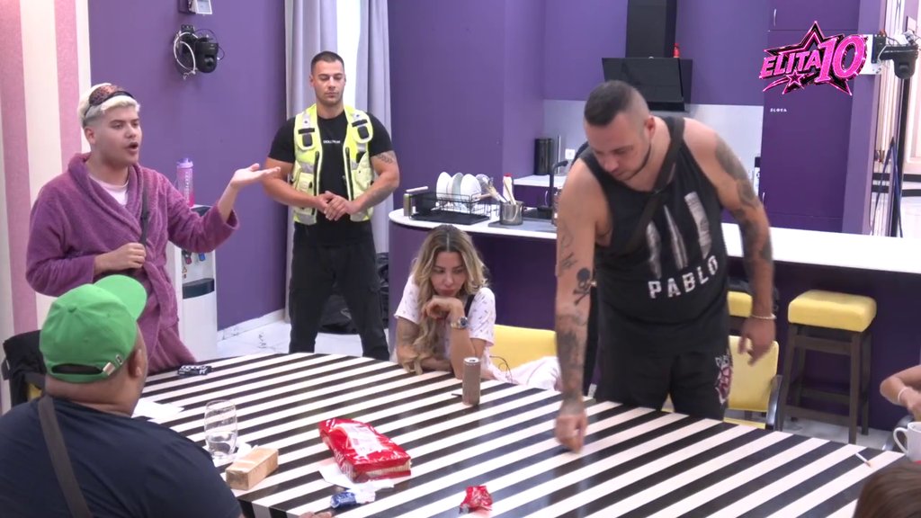 OBEZBEĐENJE U PRIPRAVNOSTI! Car GAĐAO Uroša limenkom, Stanić mu čačnuo živac (VIDEO)