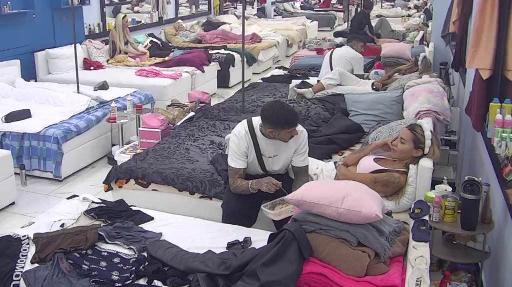 UGASIO SI ME KAO SVEĆU! Aneli šizi Filipu od dosade, pa jednim gestom podsetila na Maju Marinković: Reci mi tačno pitanje! (VIDEO)