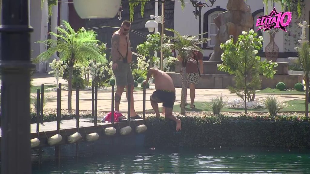 Neplanirano kupanje! Burek uskočio u jezero, Janjuš ga jedva iščupao (VIDEO)
